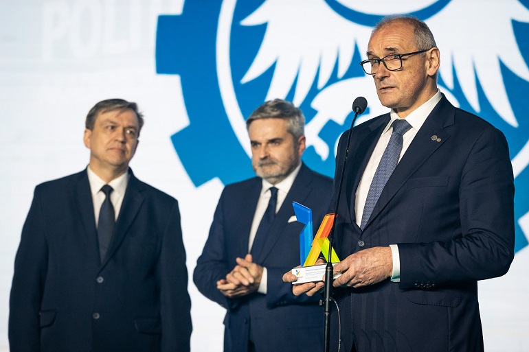 Na zdjęciu prorektor Łazarz przemawia do mirkofonu za nim w tle prezes Tomasi i profesor Kozuba