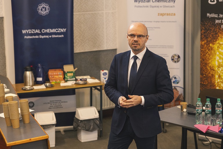 na zdjęciu profesor Simka
