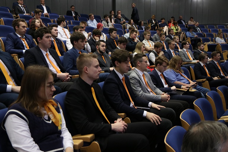 studenci siedzący na sali konferencyjnej podczas konferencji