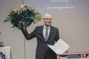na zdjęciu nowy rektor z nominacja i kwiatami