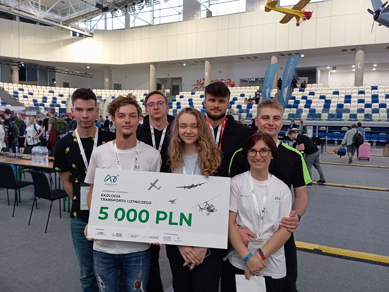 Na zdjęciu uczestnicy hackhatonu lotniczego podczas tego wydarzenia