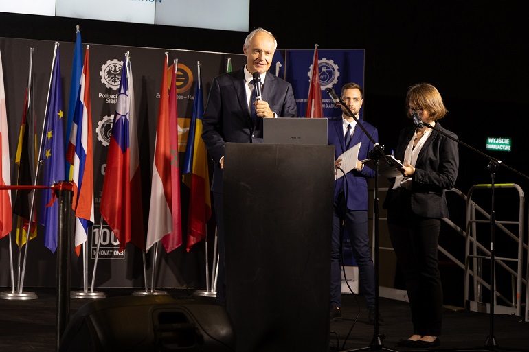 na zdjęciu przemawia prorektor