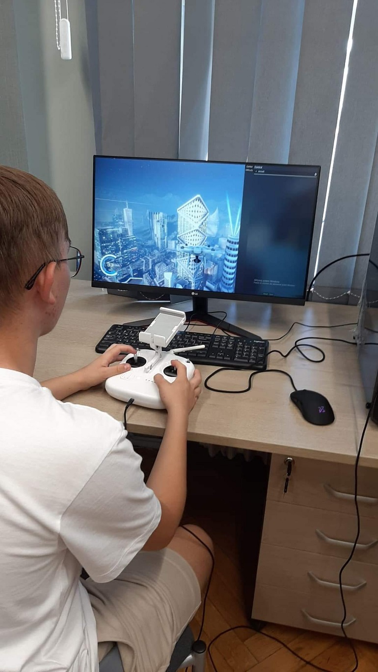 na zdjęciu uczen przy monitorze komputera