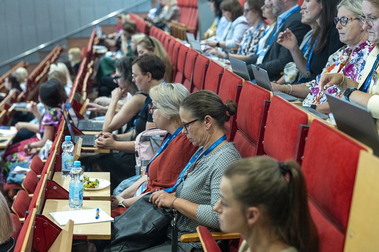 na zdjęciu uczestnicy konferencji w sali konferencyjnej