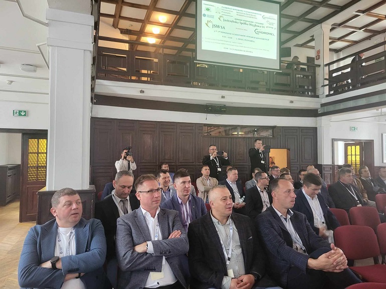 na zdjęciu uczestnicy konferencji na sali siedzą