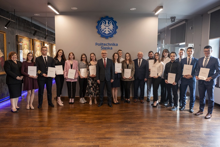 na zdjęciu laureatki i laureaci oraz władze uczelni