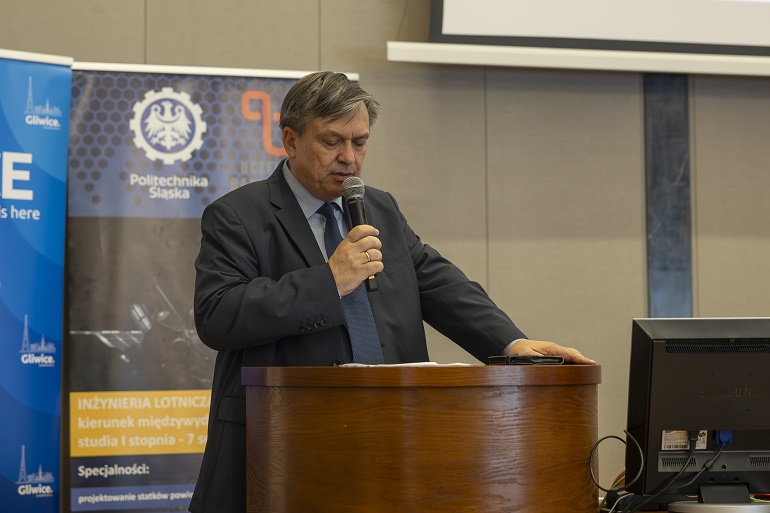 na zdjęciu przemawia prof. J.Kozuba