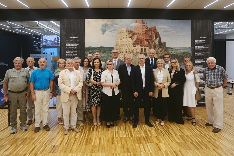 na zdjęciu wszyscy uczestnicy spotkania