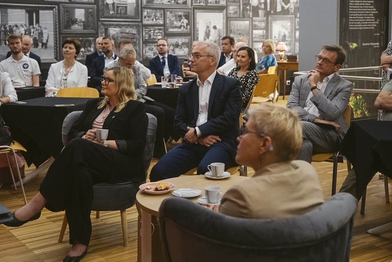 na zdjęciu kawirenka szkocka i zaproszeni goście