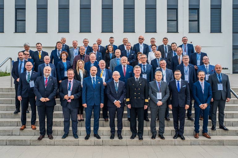 na zdjęciu uczestnicy konferencji przed budynkiem