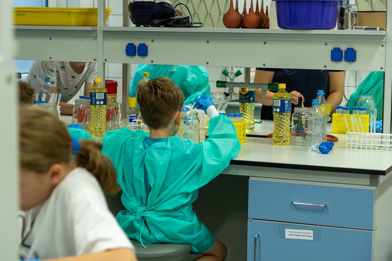 dzieci w laboratorium