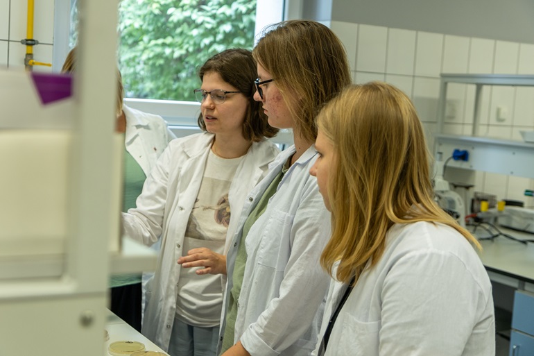 na zdjęciu trzy kobiety w laboratorium