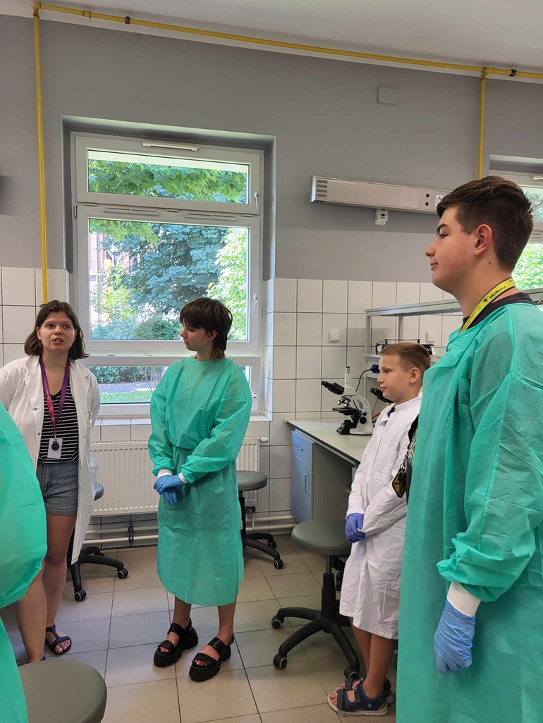 na zdjęciu uczestnicy warsztatów w laboratorium