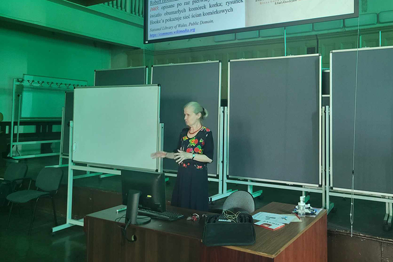 na zdjęciu prof. Kwiatkowska prowadzi wykład
