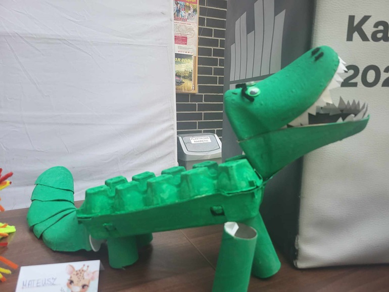 na zdjęciu dinozaur z kartoników