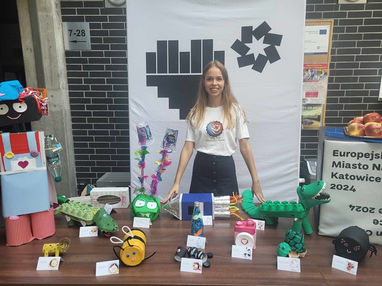 na zdjęciu studentka przy wystawie eko zabawek