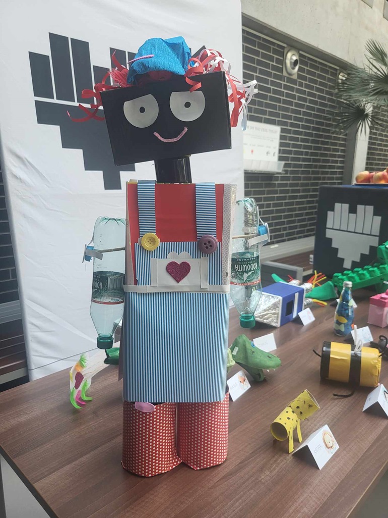 na zdjęciu robot z kartonu