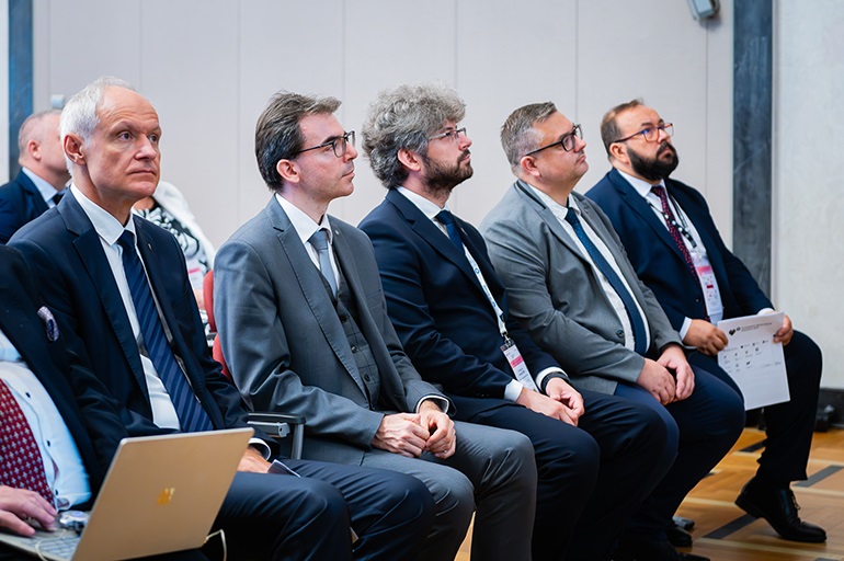 na zdjęciu kilku uczestników konferencji