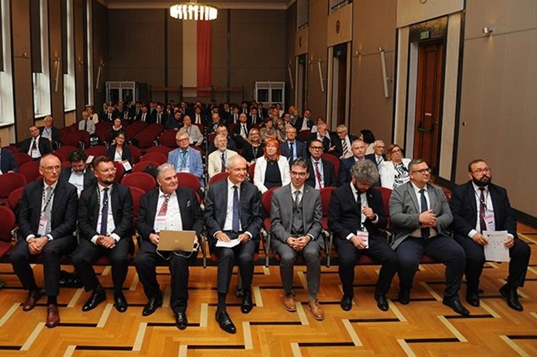 uczestnicy konferencji podczas spotkania