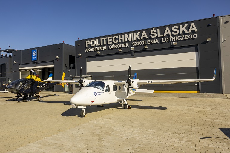 na zdjęciu hangar lotniczy a przed nim samolot