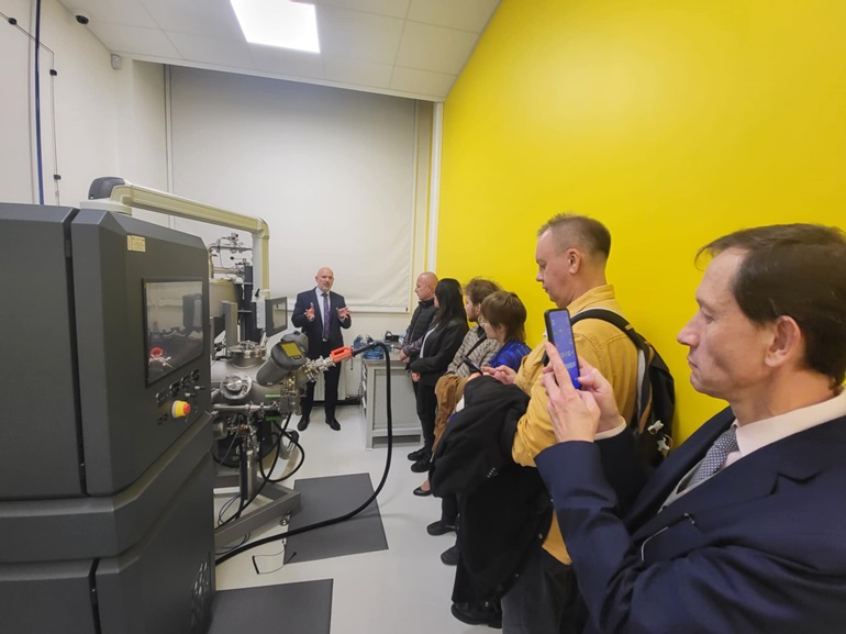 na zdjęciu zwiedzanie laboratorium