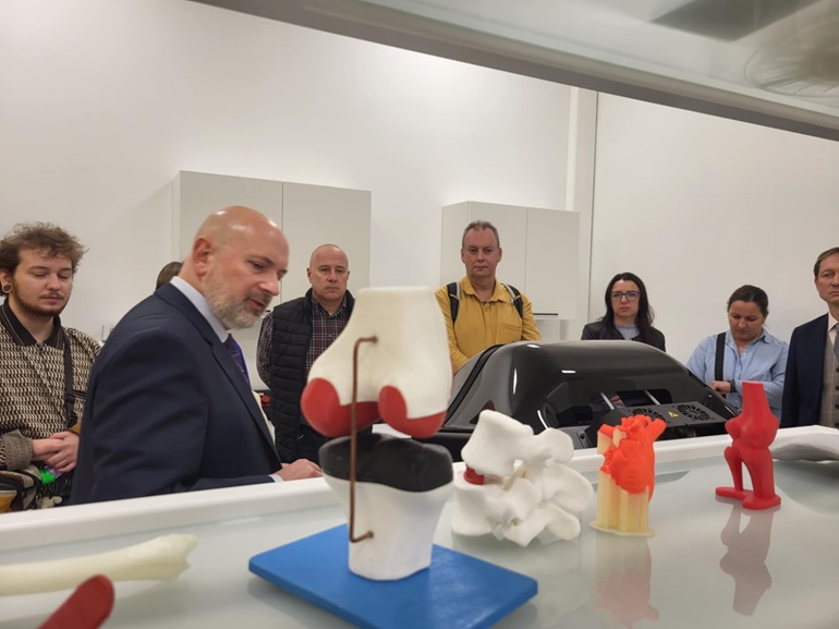 na zdjęciu zwiedzanie laboratoriów