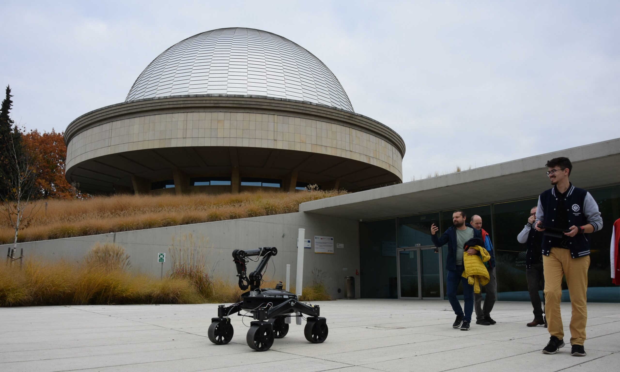 lazik na tle budynku chorzowskiego planetarium