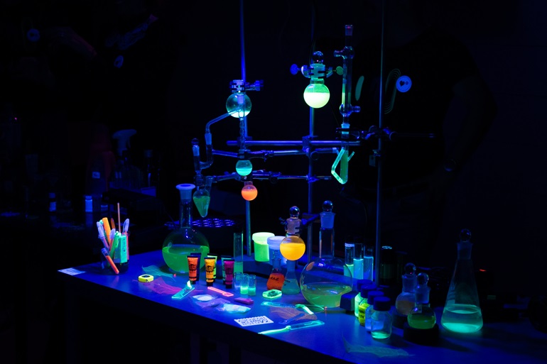 lapidarium ciemne z materiałami fluoroscencyjnymi