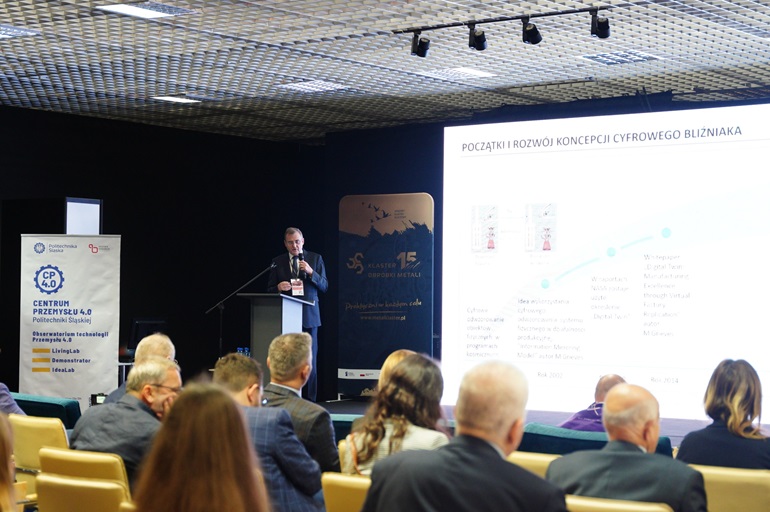 na zdjęciu sala konferencyjna i uczestnicy
