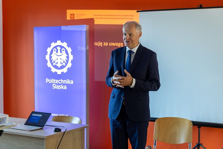 na zdjęciu Rektor