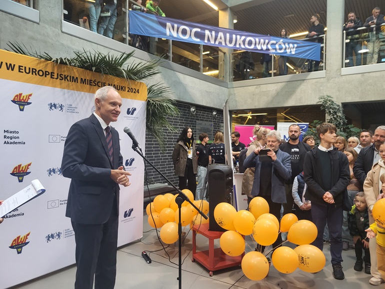 na zdjęciu przemawia Rektor podczas inauguracji Nocy Naukowców