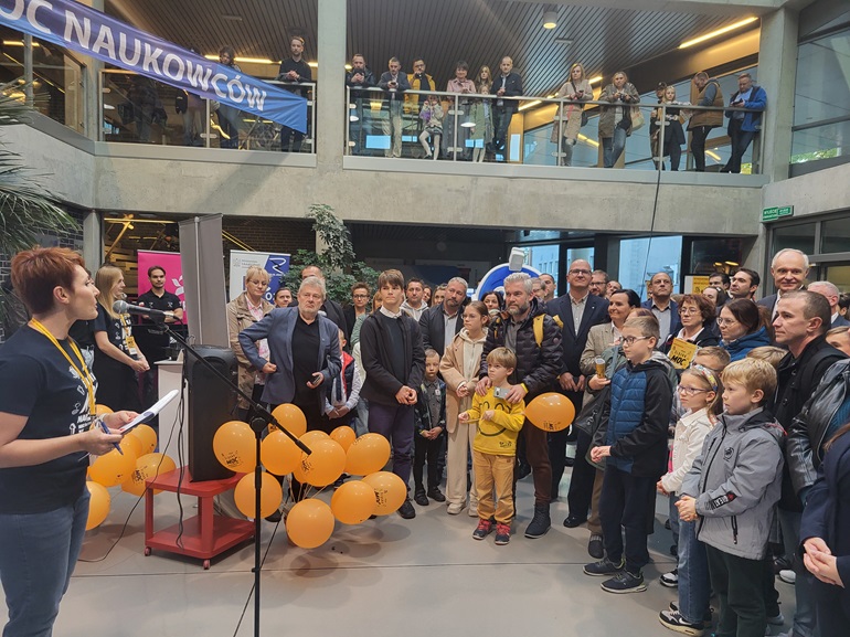 uczestnicy w holu podczas inauguracji Nocy Naukowców