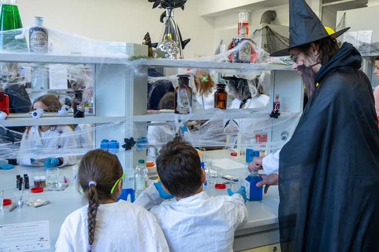lekcja eliksirów w laboratorium