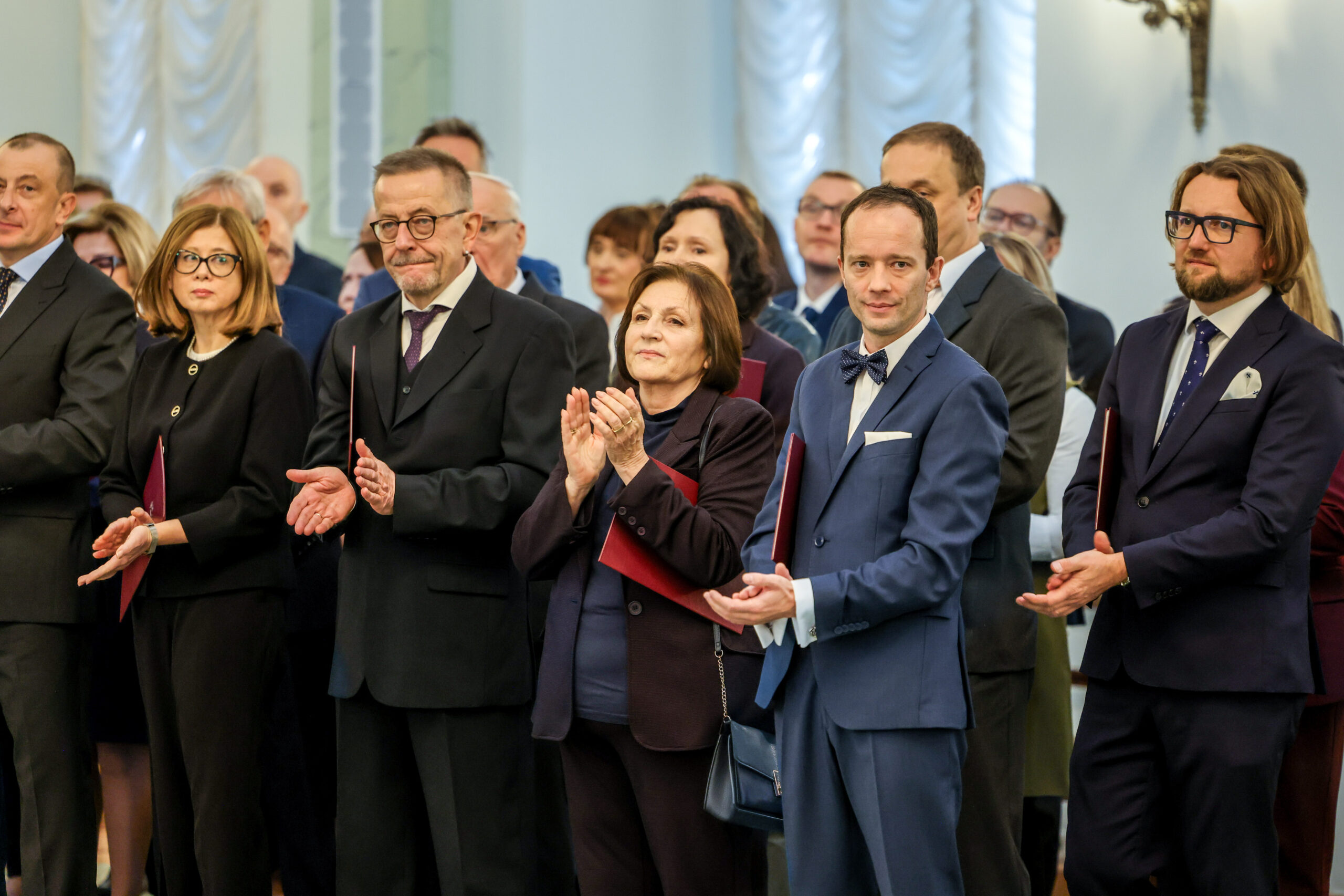 UWAGA:

Zdjęcia pochodzące z oficjalnej strony Prezydenta RP  mogą być pobierane i wykorzystywane do ilustrowania materiałów dotyczących działalności Prezydenta RP. Wykorzystanie zdjęcia w takim celu nie może naruszać dobrego imienia Rzeczpospolitej Polskiej, Prezydenta RP, Jego Rodziny i Kancelarii Prezydenta RP.
Użytkownik zobowiązuje się do poinformowania o imieniu i nazwisku twórcy zdjęcia oraz o źródle pochodzenia i czasie pozyskania zdjęcia.
Jakakolwiek ingerencja w integralność zdjęcia – w tym kadrowanie czy obróbka graficzna – jest niedozwolona. Wszelkie wykorzystywanie zdjęć pochodzących z oficjalnej strony Prezydenta RP w innych celach niż ilustrowanie materiałów dotyczących działalności Prezydenta RP wymaga złożenia wniosku o ponowne wykorzystywanie informacji sektora publicznego.

Użytkownik, ponownie wykorzystując zdjęcia na powyższych warunkach, zobowiązany jest przestrzegać obowiązujących przepisów prawa, w tym przepisów o ochronie praw autorskich, wizerunku oraz dóbr osobistych. Użytkownik ponosi wyłączną odpowiedzialność za korzystanie ze zdjęć zgodnie z obowiązującymi przepisami prawa. Kancelaria Prezydenta RP nie ponosi odpowiedzialności za ponowne wykorzystywanie zdjęć przez użytkowników.
fot. Łukasz Błasikiewicz/KPRP