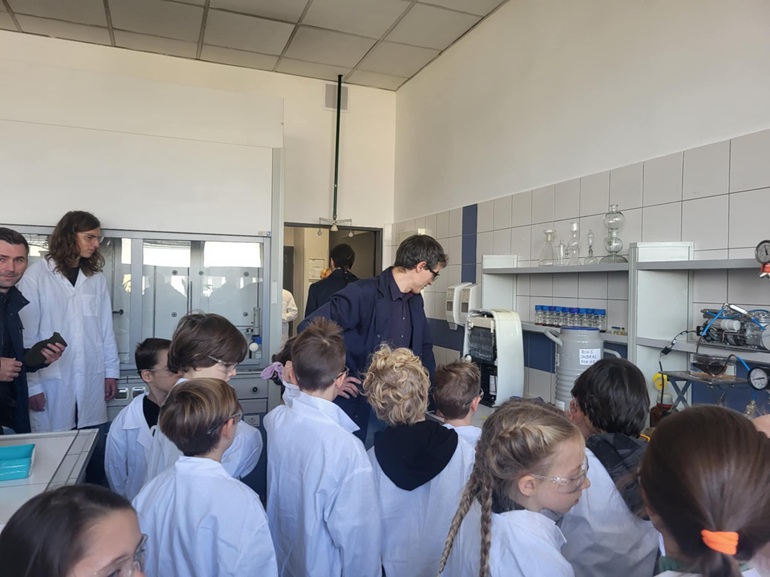 na zdjęciu dzieci w laboratorium