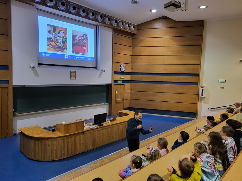 Warsztaty dla uczniów na Wydziale Inżynierii Środowiska i Energetyki fot. Jolanta Skwaradowska (9)
