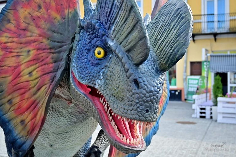 na zdjęciu mechaniczny dinozaur