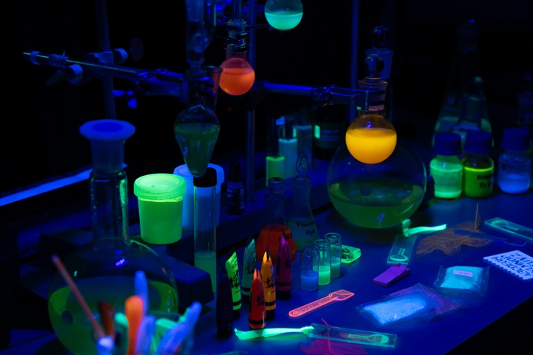 na zdjęciu laboratorium z fluorescencyjnymi płynami
