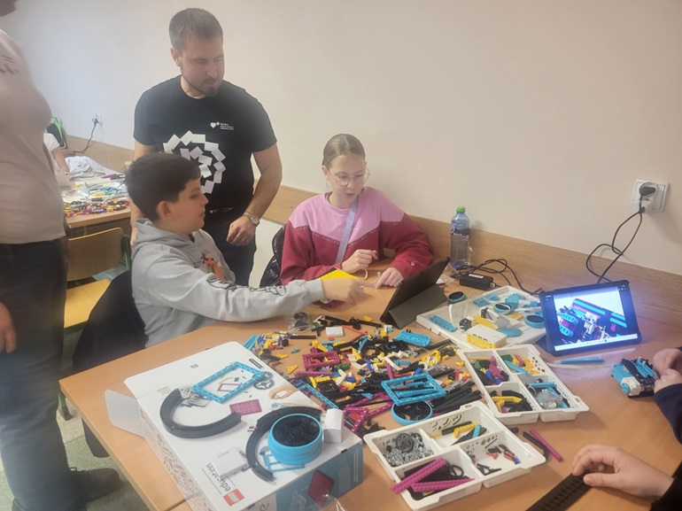 na zdjęciu zajęcia na warsztatach Lego