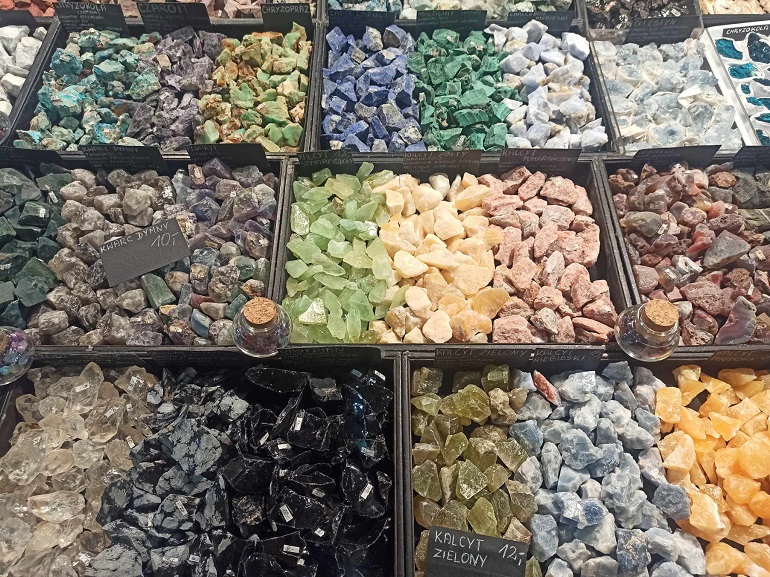 na zdjęciu różne minerały
