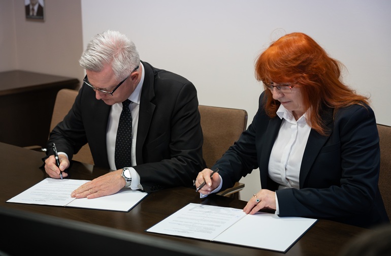 na zdjęciu podpisanie umowy