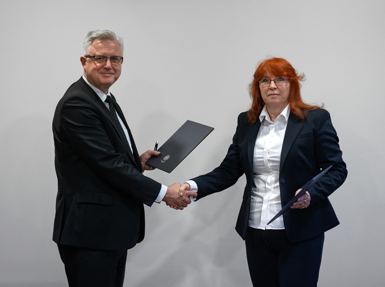 Na zdjęciu Pani dziekan i Pan prezes