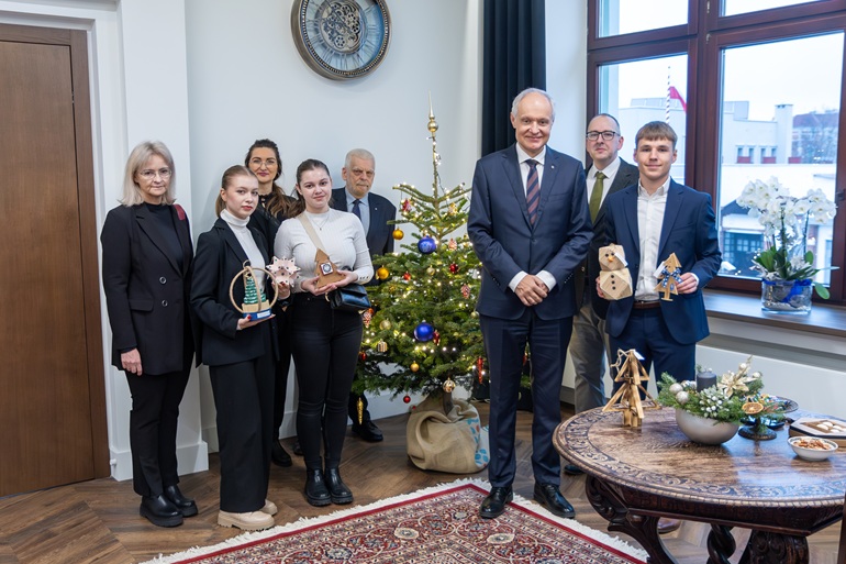 na zdjęciu rektor ze studentami i opiekunami grupy