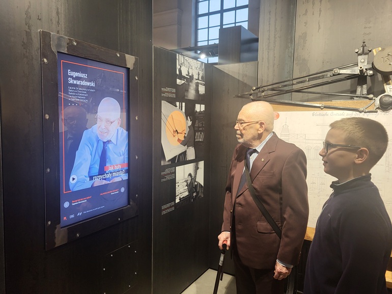 jedna z ekspozycji w muzeum i zwiedzający