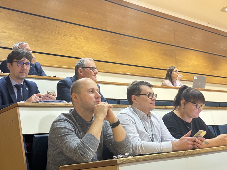 na zdjęciu uczestnicy seminarium w sali wykładowej