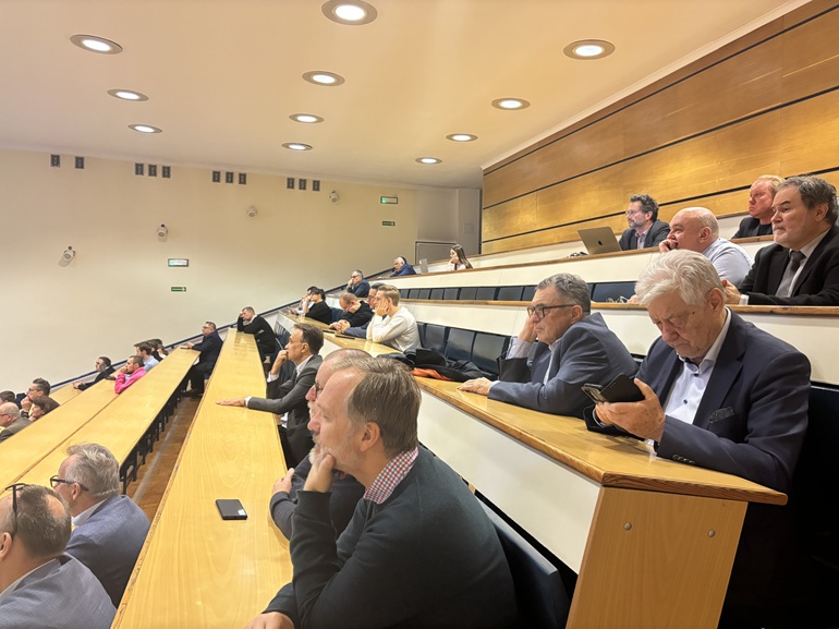 na zdjęciu uczestnicy seminarium w sali wykładowej