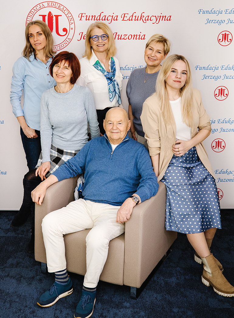 !Jerzy Juzoń z zespołem fundacji. W środku stoi Aleksandra Sierakowska, pierwsza z prawej to Julia Sierakowska fot. StudioRyba