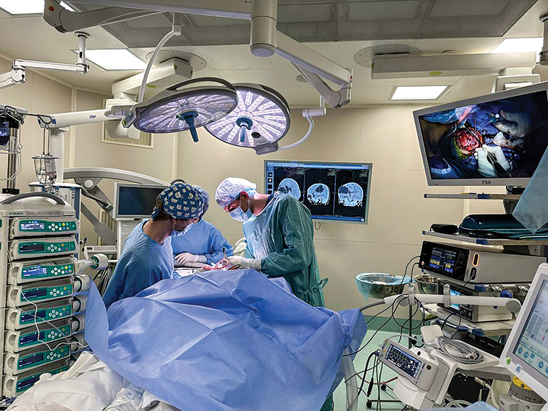 Operacja wszczepiania implantu przeprowadzona w Narodowym Specjalistycznym Szpitalu Dziecięcym „Ohmatdyt” w Kijowie