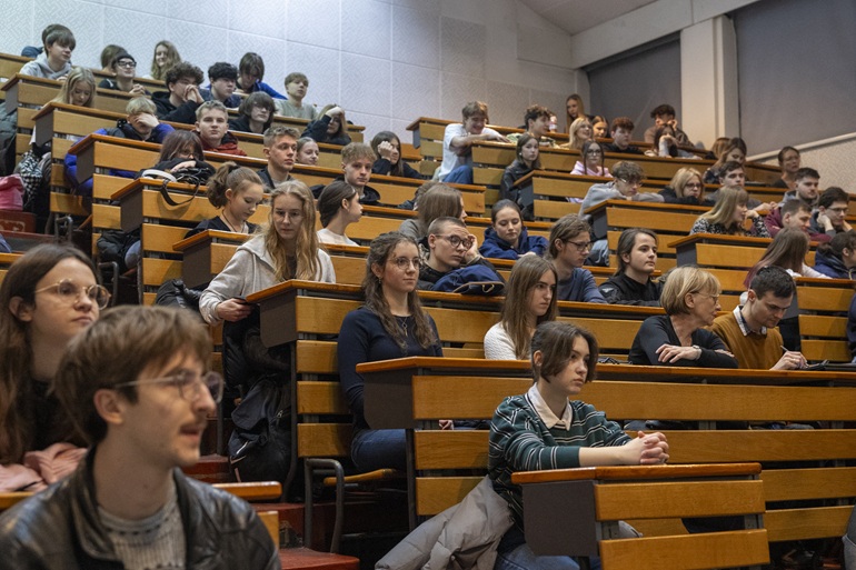 młodzież w sali wykładowej