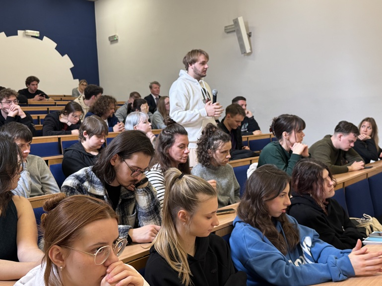 na zdjęciu studenci w sali wykładowej
